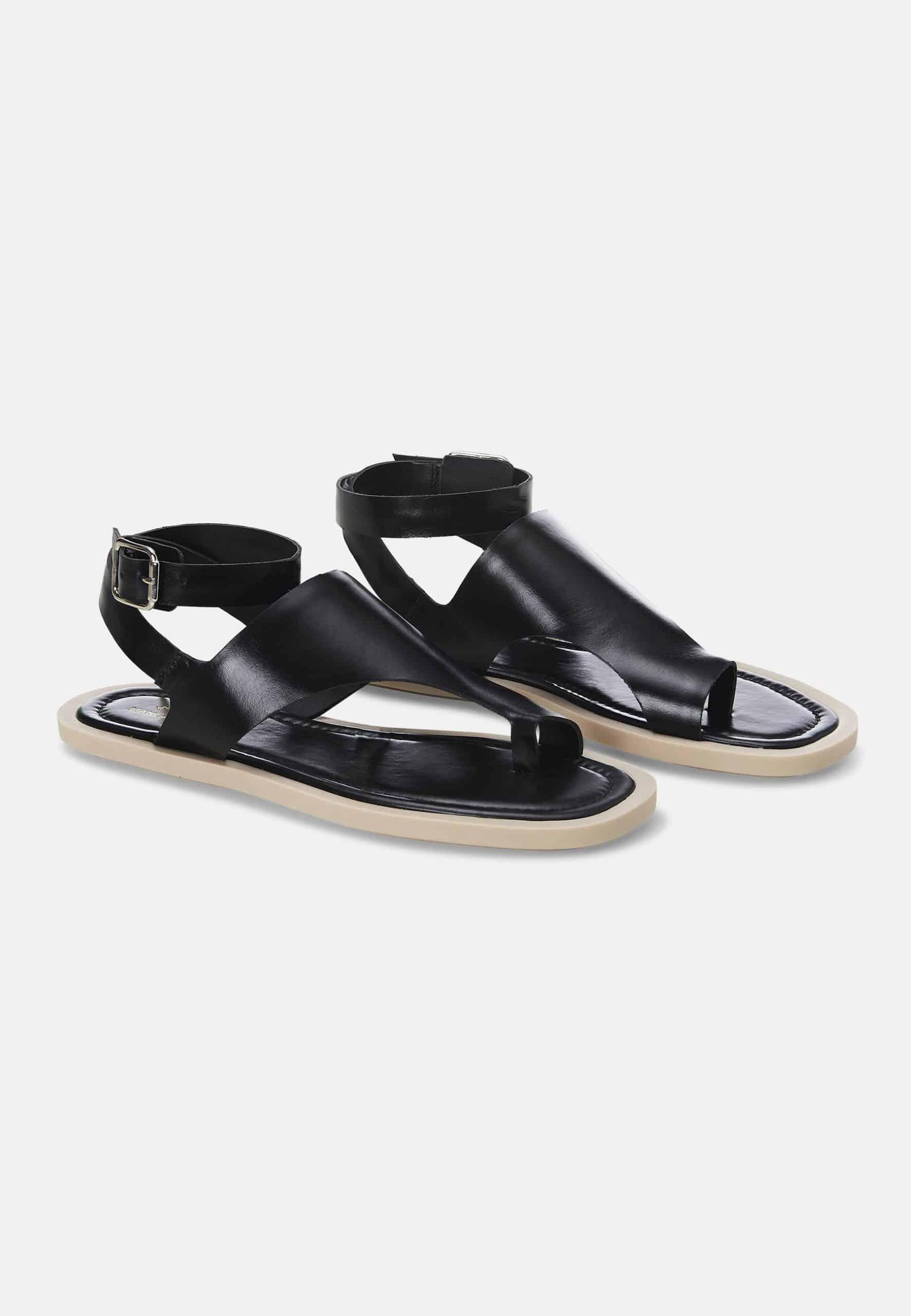 Elegant Mangará Paineira Toe-Ring Sandals made of high-quality leather with a unique toe-ring design and adjustable ankle strap.